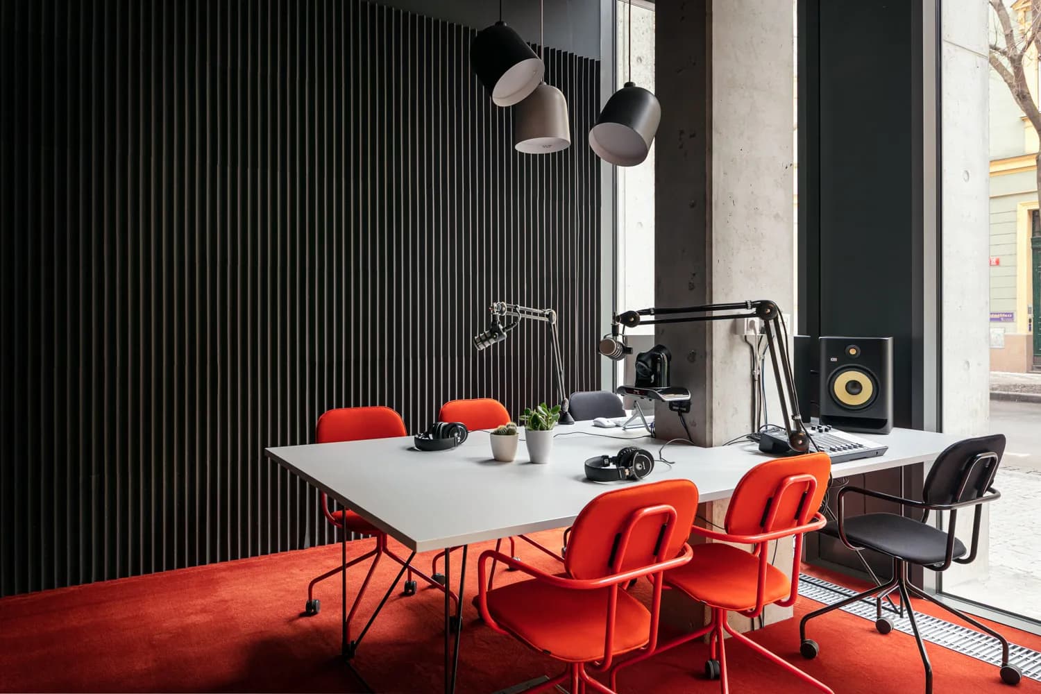 Scott.Weber Workspace — Podcastové studio Praga Alfa